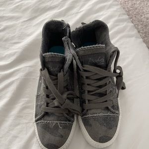 New canvas blowfish shoes 9 camo